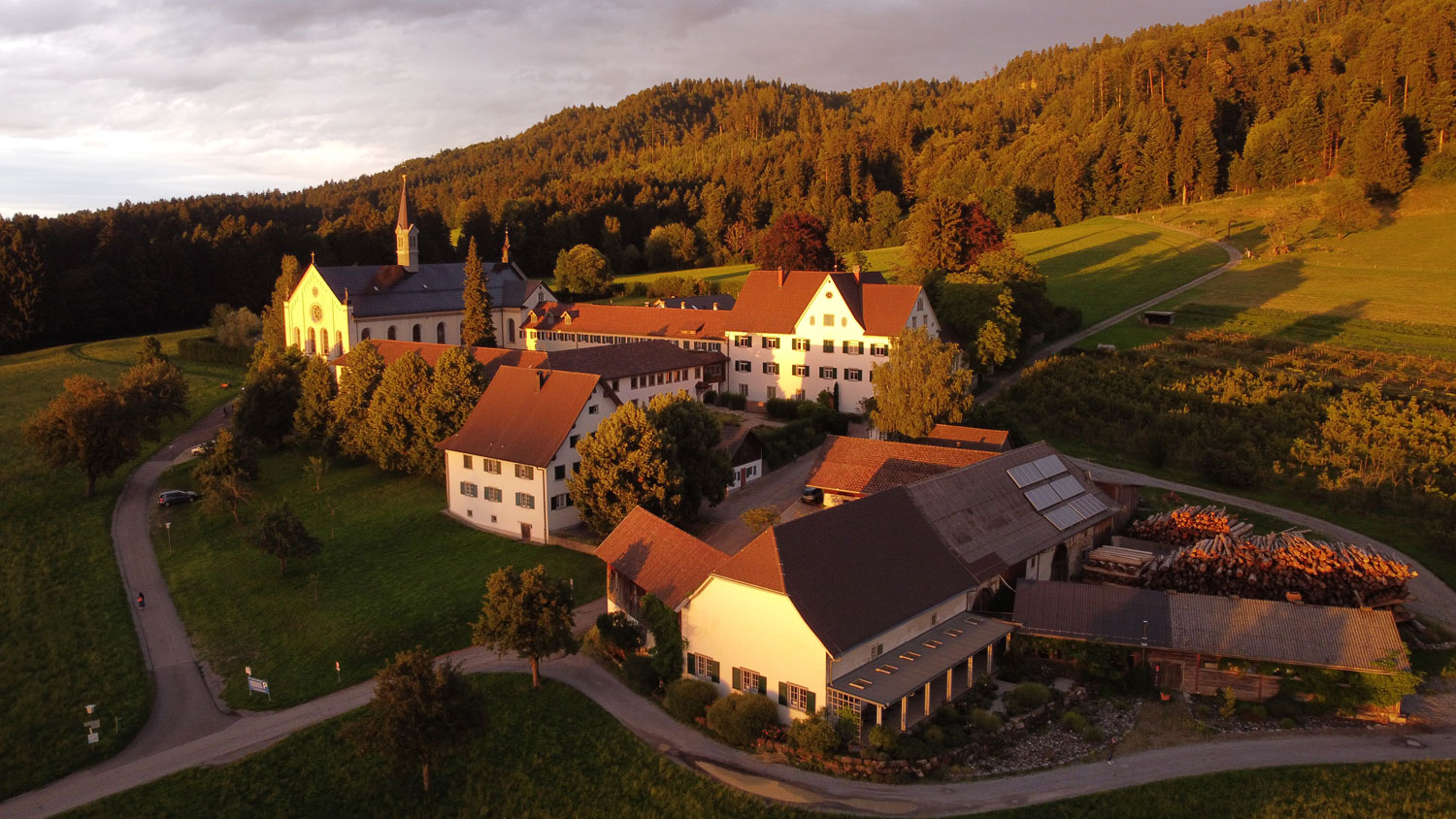kloster-ansicht-oben-sonnenuntergang Zisterziensterinnenabtei Mariastern | Angebote