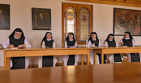 H&ouml;ren - wir lauschen auf den Impuls von P. Christoph