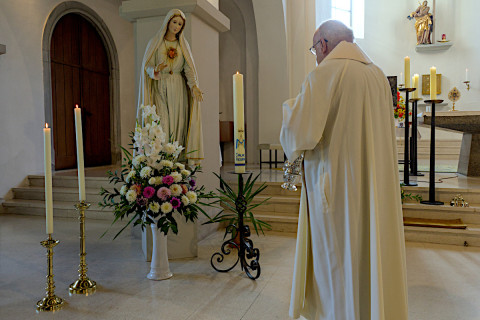 Pfarrer Trentinaglia inzensiert die Marienstatue im Festgottesdienst Mari&auml; Himmelfahrt