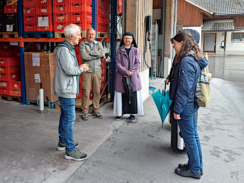 Links au&szlig;en Herr Elmar St&uuml;ttler, Gr&uuml;nder von Tischlein deck dich, daneben Herr Eugen Wenin, die uns die Lagerhallen zeigen