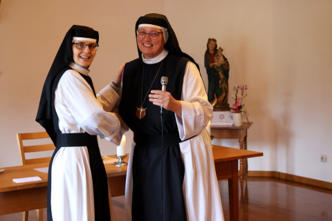 Priorin Sr. Magdalena gratuliert unserer &Auml;btissin im Namen des Konventes