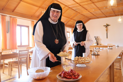 Am Nachmittag wird mit Kaffee und Kuchen weitergefeiert