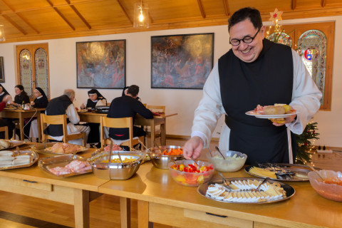 Nicht umsonst dient das gemeinsame Mahlhalten schon in der Bibel der Verbindung und dem Miteinander