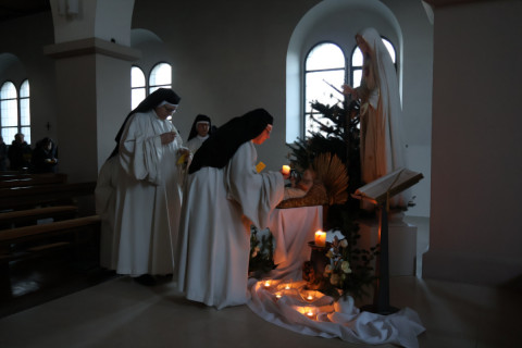 Wir empfangen das Licht Jesu an der Krippe