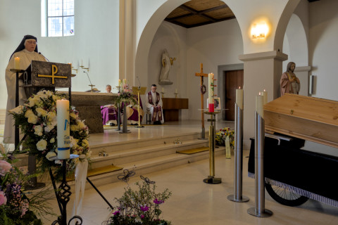 &Auml;btissin Maria-Stella stellt den Lebenslauf von Sr. M. Franziska vor