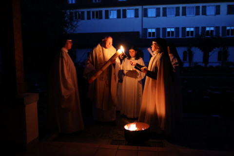 Entz&uuml;ndung der Osterkerze: Jesus, das Licht der Welt!