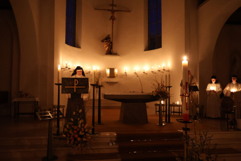 Unsere Kantorin Sr. Columba-Elisabeth singt das Exultet in der Osternacht