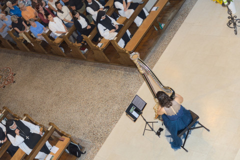 Das Harfenspiel ber&uuml;hrte zutiefst, die Kirche war erf&uuml;llt von himmlischen Kl&auml;ngen und ergriffenem Schweigen