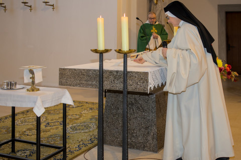 Sr. Margareta hat ihre Gel&uuml;bde bekr&auml;ftigt und die Urkunde zum Zeichen ihrer Hingabe auf den Altar gelegt