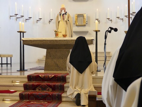 Am Gr&uuml;ndonnerstag gedenken wir der Einsetzung der Eucharistie: Nehmt und esst, das ist mein Leib