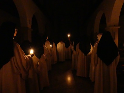 Lumen Christi: das Osterlicht wird ausgeteilt an alle