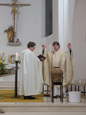 Wassersegnung und Tauferneuerung: wir bekr&auml;ftigen unser Glaubensbekenntnis