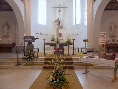 Ostersonntag: Das Licht des Ostermorgens flutet die Kirche