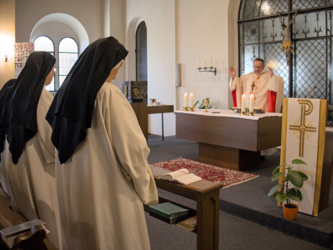Wir beten im Gottesdienst f&uuml;r Mt. Hildegard in ihrem verantwortungsvollem Amt