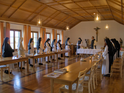 Vor dem Fr&uuml;hst&uuml;ck gratuliert Priorin Sr. Maria-Stella im Namen der Gemeinschaft