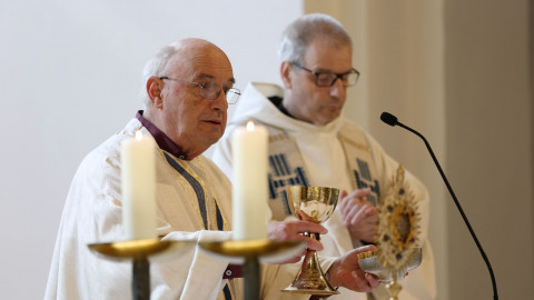Pfarrer Roland Trentinaglia und P. Dominkus Matt OCist wirken im Leiblachtal