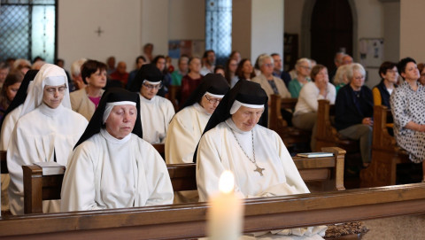 Im Gebet versunken, die Kirche ist voll