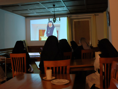 Im Speisesaal der G&auml;ste haben wir das Dunkel aktiv genutzt, um einen video&uuml;bertragenen Vortag von Mt. Hildegard per Beamer anzusehen.