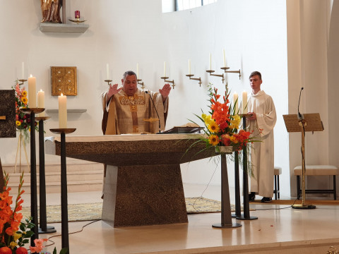 Kaplan Wolfgang Ehrle spendet nach dem Gottesdienst den allgemeinen Primizsegen