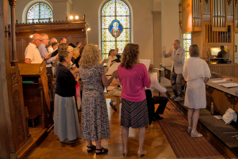 Das Ensemble KornmarktChor unter der Leitung von Wolfgang Schwendinger