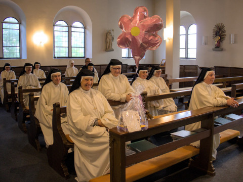 Zum Gedenktag ihres Erw&auml;hlungstages heuer &uuml;berraschte Abt Vinzenz Mt. Hildegard mit einem originellen Pr&auml;sent