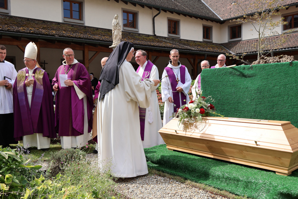 b2ap3_large_beerdigung-mt-hildegard10 Zisterziensterinnenabtei Mariastern | Begr&auml;bnis von &Auml;btissin M. Hildegard Brem OCist - Blog