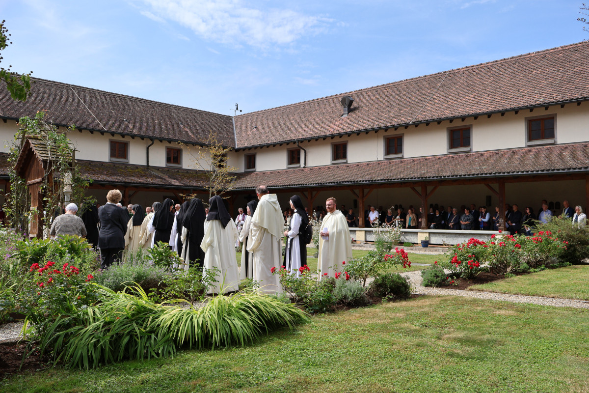 b2ap3_large_beerdigung-mt-hildegard11 Zisterziensterinnenabtei Mariastern | Begr&auml;bnis von &Auml;btissin M. Hildegard Brem OCist - Blog