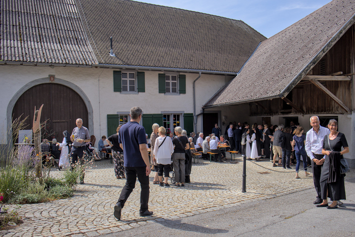 Nach dem Gottesdienst und der Beerdigung gab es im Klosterhof eine Agape