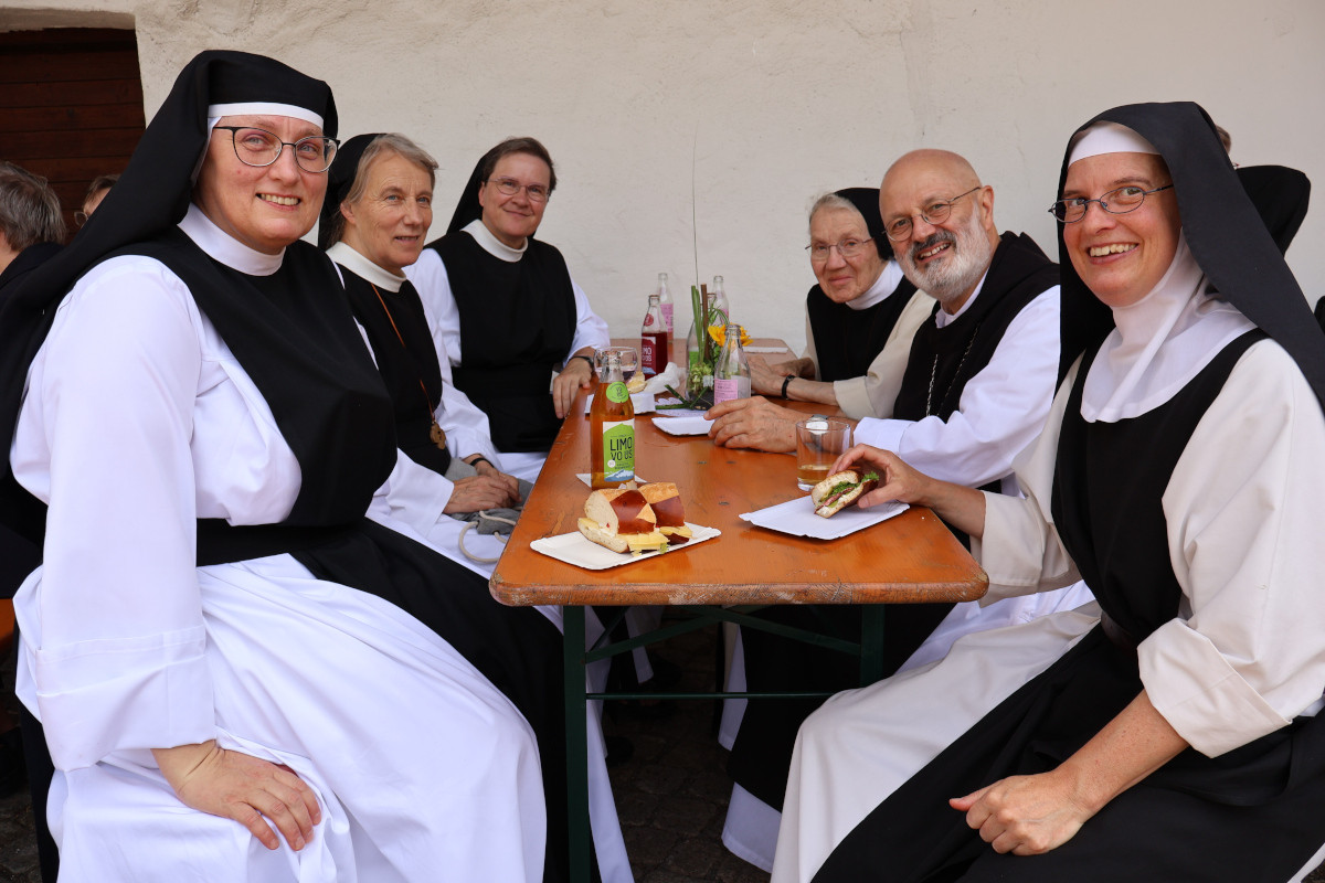 Obere aus dem Zisterzienserorden: aus vielen Kl&ouml;stern unseres Ordens kamen &Auml;bte, &Auml;btissinen, Br&uuml;der und Schwestern