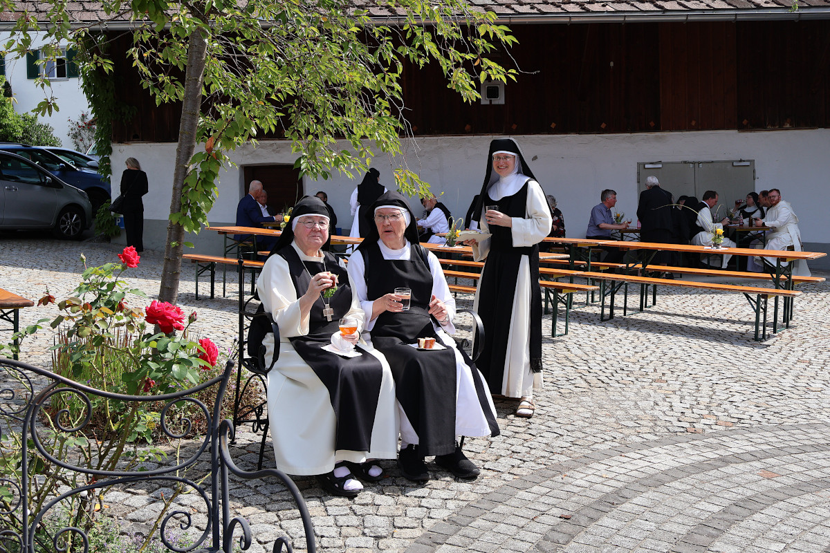 b2ap3_large_beerdigung-mt-hildegard15 Zisterziensterinnenabtei Mariastern | Begr&auml;bnis von &Auml;btissin M. Hildegard Brem OCist - Blog