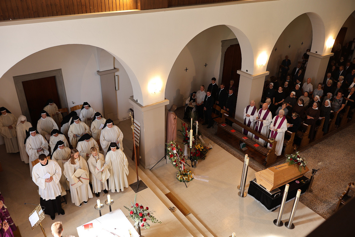 b2ap3_large_beerdigung-mt-hildegard3 Zisterziensterinnenabtei Mariastern | Begr&auml;bnis von &Auml;btissin M. Hildegard Brem OCist - Blog