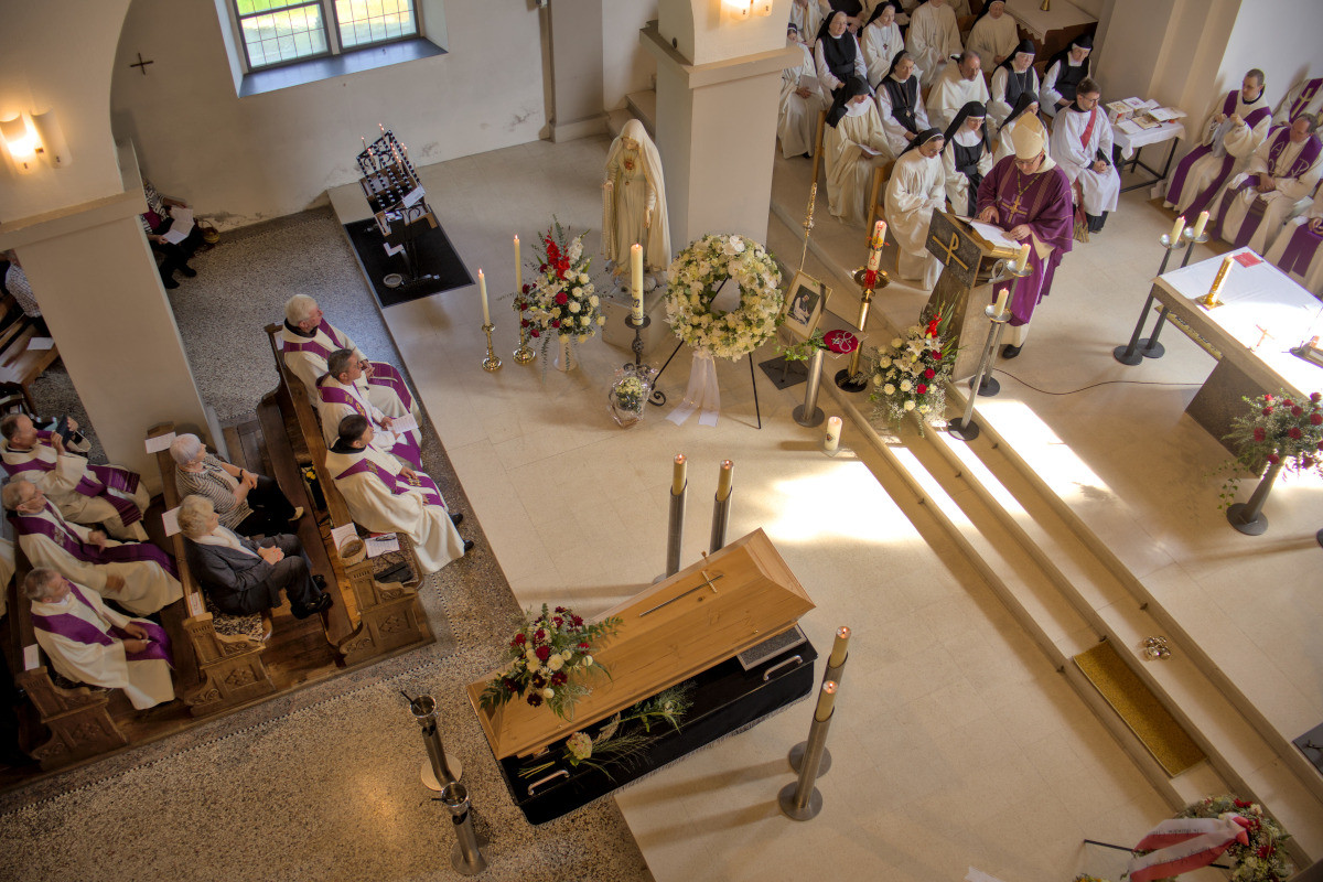 Abt Vinzenz Wohlwend OCist w&uuml;rdigte Mt. Hildegard in seiner Predigt