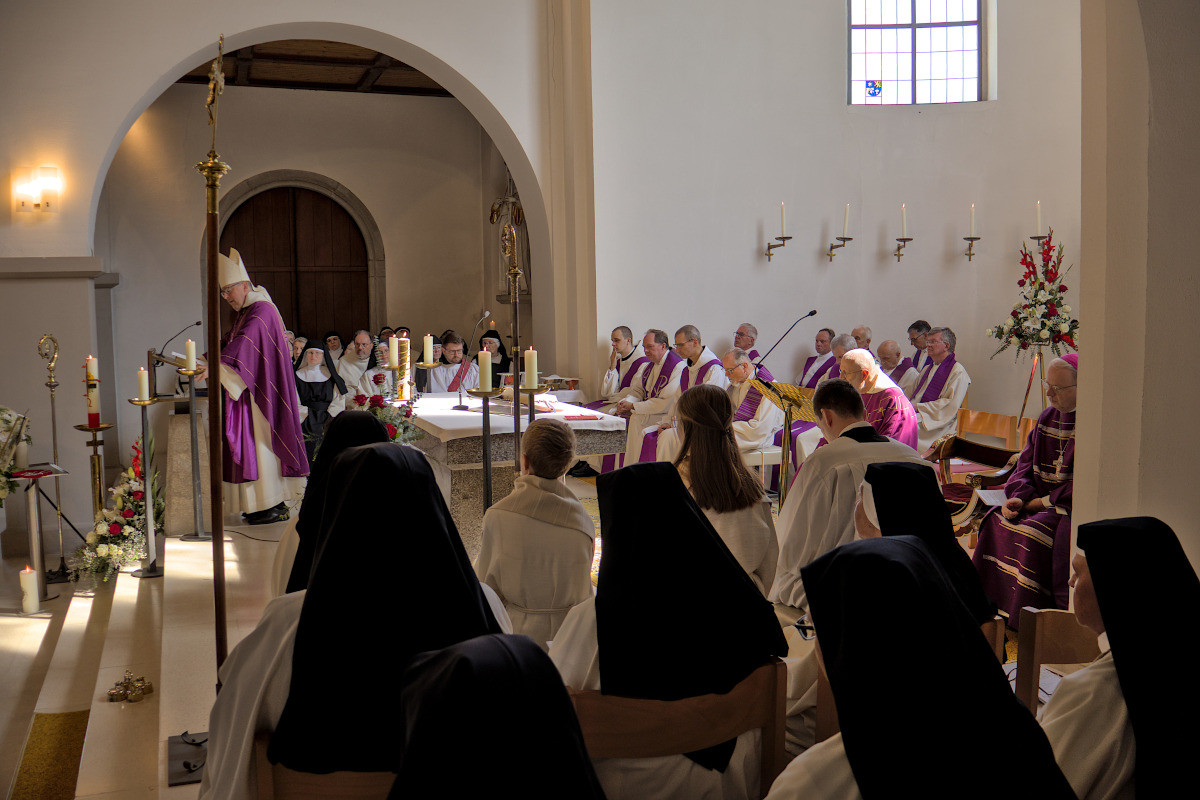 b2ap3_large_beerdigung-mt-hildegard5 Zisterziensterinnenabtei Mariastern | Begr&auml;bnis von &Auml;btissin M. Hildegard Brem OCist - Blog