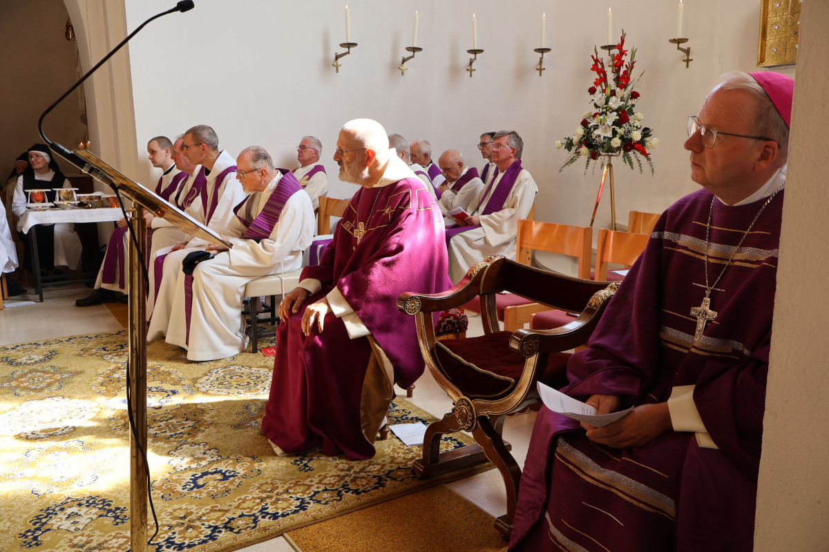 Die Priester fanden nicht alle Platz in der Apsis, so zahlreich kamen sie, um Mt. Hildegard zu verabschieden