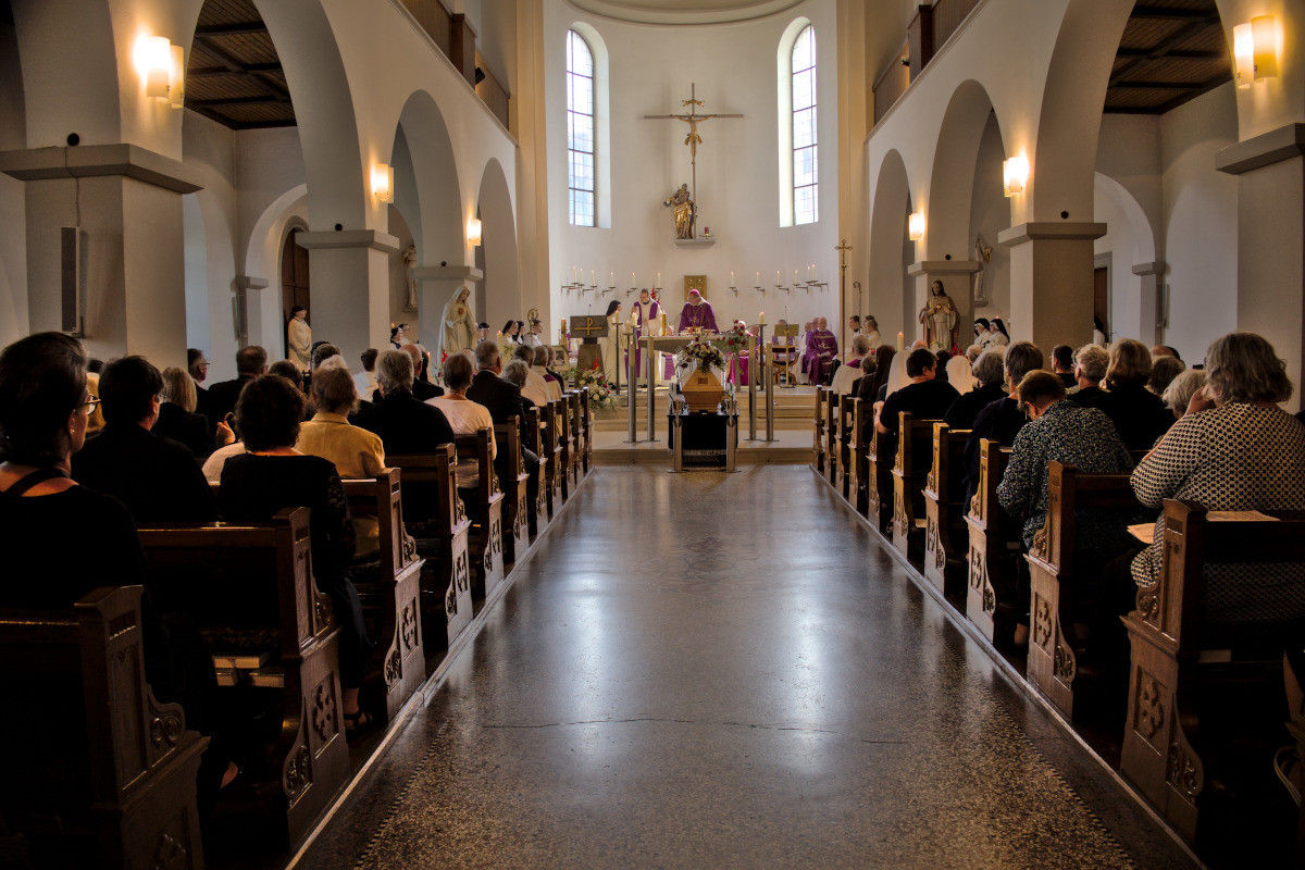 b2ap3_large_beerdigung-mt-hildegard8 Zisterziensterinnenabtei Mariastern | Begr&auml;bnis von &Auml;btissin M. Hildegard Brem OCist - Blog