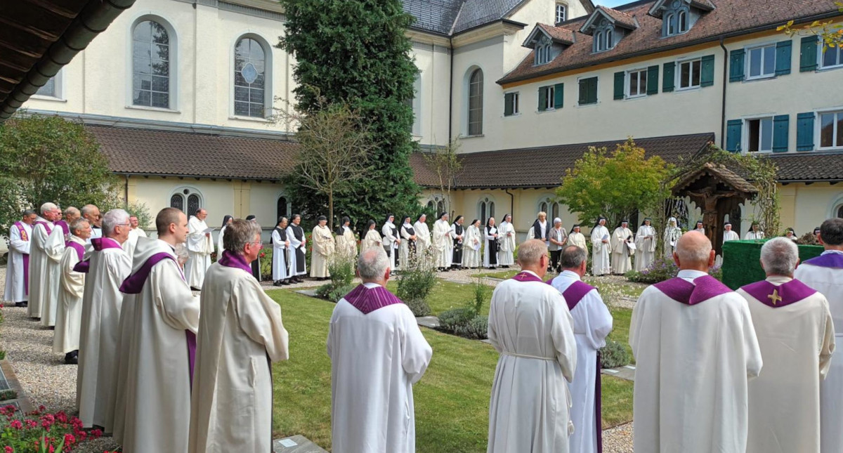 Am Friedhof im Kreuzgang