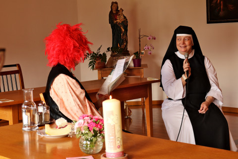 Die Fragen gingen quer durch die 50 Lebensjahre und wir haben so manches Neue von unserer Mitschwester erfahren