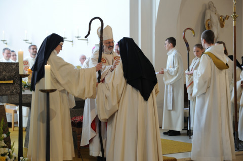 Die &Auml;btissin erh&auml;lt die Insignien