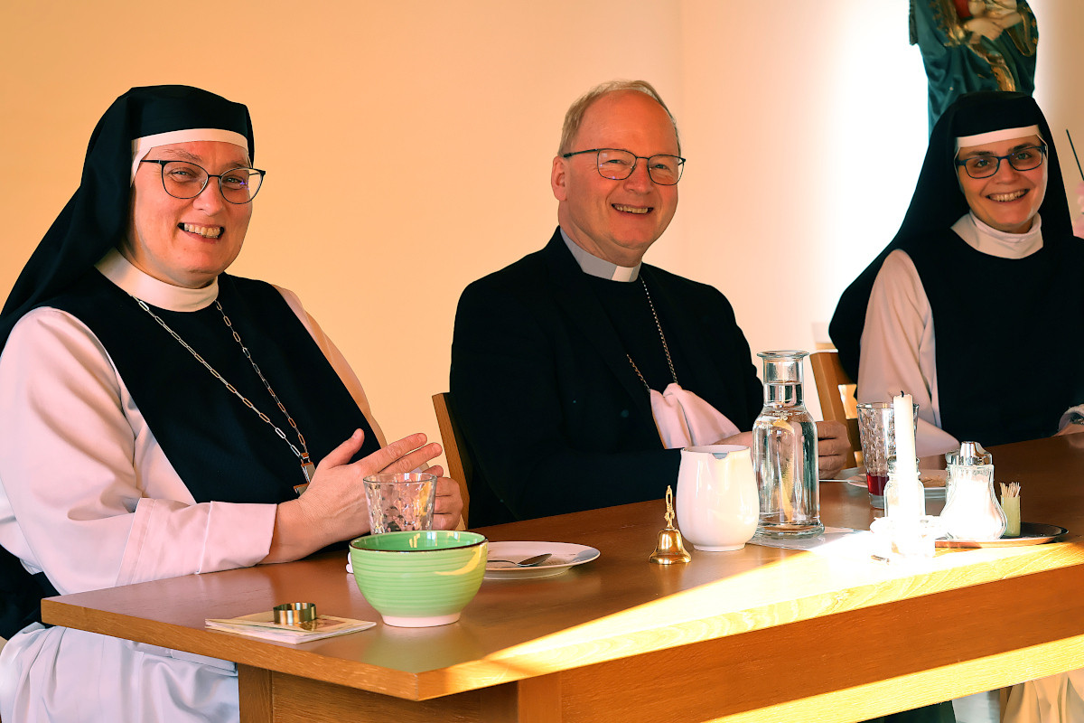 b2ap3_large_mittagessen-mit-bischof-benno2 Zisterziensterinnenabtei Mariastern | &Uuml;berraschender Gast - Blog