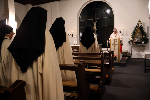 P. Dominikus Matt OCist verk&uuml;ndet die Frohe Botschaft, wie damals die Engel den Hirten