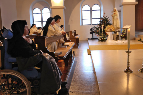 Wir knien nieder und beten an