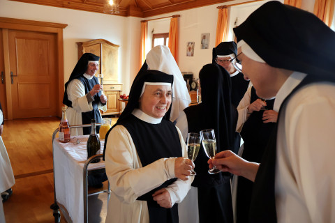 Wir sto&szlig;en auf das neue Jahr an.