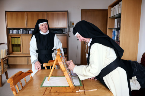 Sr. Ancilla gibt ein kleines Neujahrskonzert.