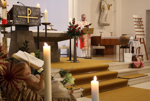 P. Dominikus segnet Wasser, Kreide, Weihrauch und Salz im Hochamt, die wir am Nachmittag bei der Haussegnung verwenden