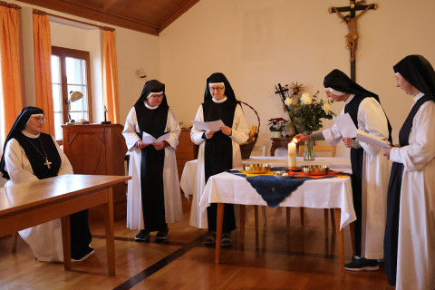 F&uuml;r je ein Highlight aus je einem Lebensjahrzehnt wurde eine Kerze entz&uuml;ndet