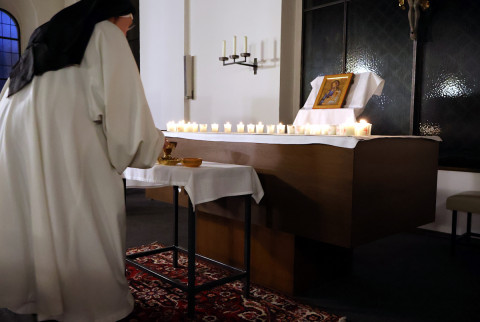 Weihrauchritus: M&ouml;gen unsere Gebete aufsteigen wie der Duft des Weihrauchs