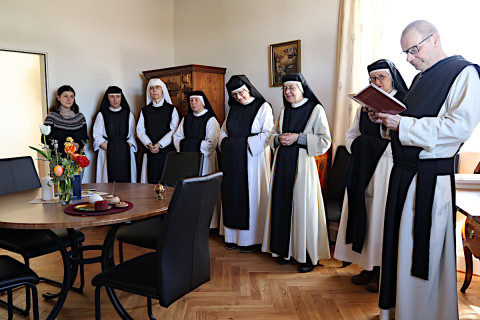 Die R&auml;umlichkeiten der Abtei werden von P. Dominikus Matt OCist gesegnet